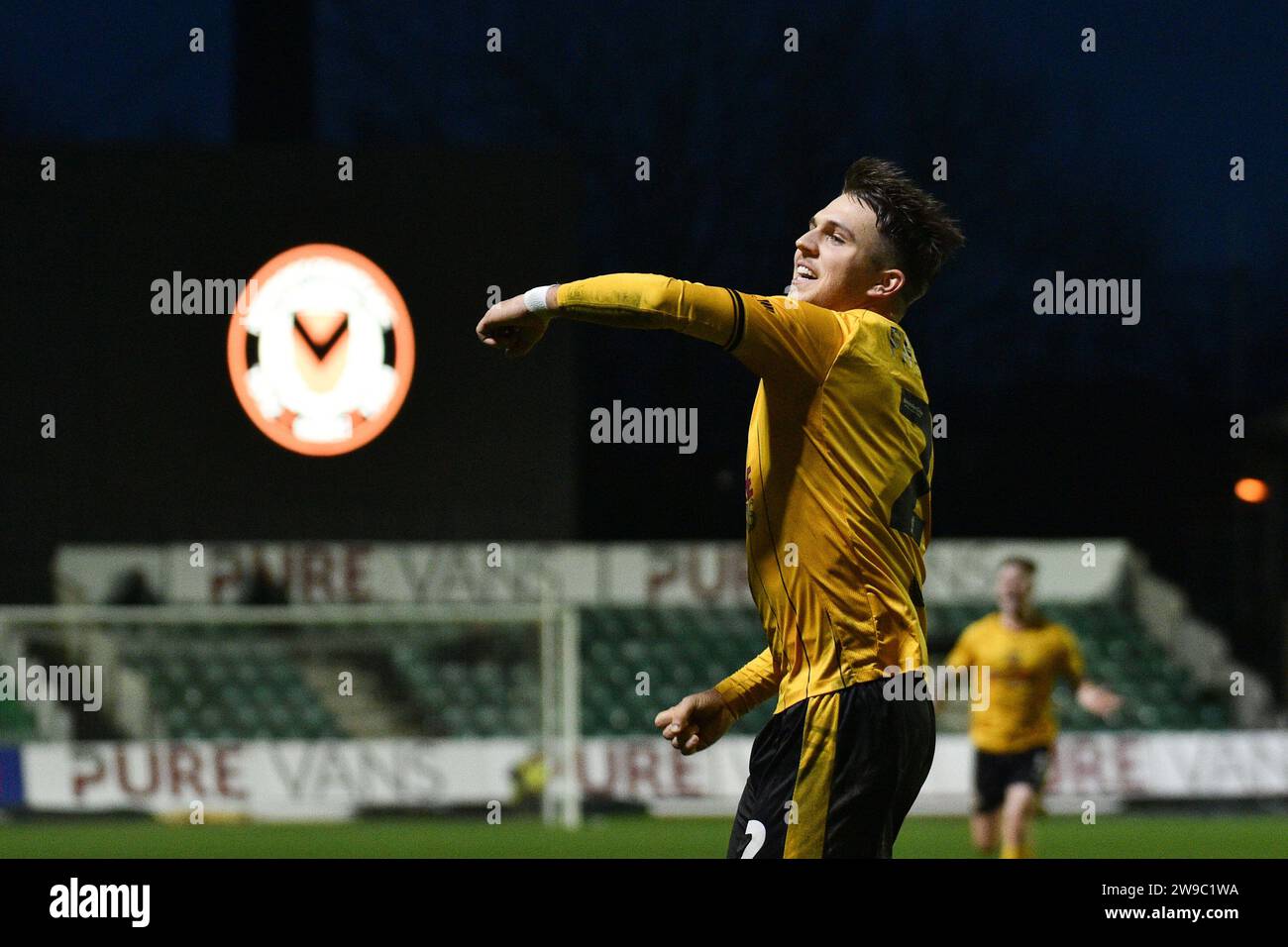 Newport, Regno Unito. 26 dicembre 2023. Lewis Payne di Newport County festeggia dopo aver segnato il terzo gol della sua squadra. EFL football League Two match, Newport County contro Forest Green Rovers alla Rodney Parade a Newport, Galles, il giorno di Santo Stefano, martedì 26 dicembre 2023. Questa immagine può essere utilizzata solo per scopi editoriali. Solo editoriale, foto di Credit: Andrew Orchard Sports Photography/Alamy Live News Foto Stock