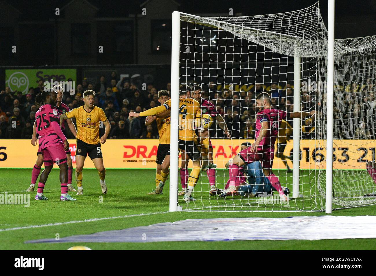 Newport, Regno Unito. 26 dicembre 2023. Ryan Delaney di Newport County (4) segna il 4° gol della sua squadra. EFL football League Two match, Newport County contro Forest Green Rovers alla Rodney Parade a Newport, Galles, il giorno di Santo Stefano, martedì 26 dicembre 2023. Questa immagine può essere utilizzata solo per scopi editoriali. Solo editoriale, foto di Credit: Andrew Orchard Sports Photography/Alamy Live News Foto Stock