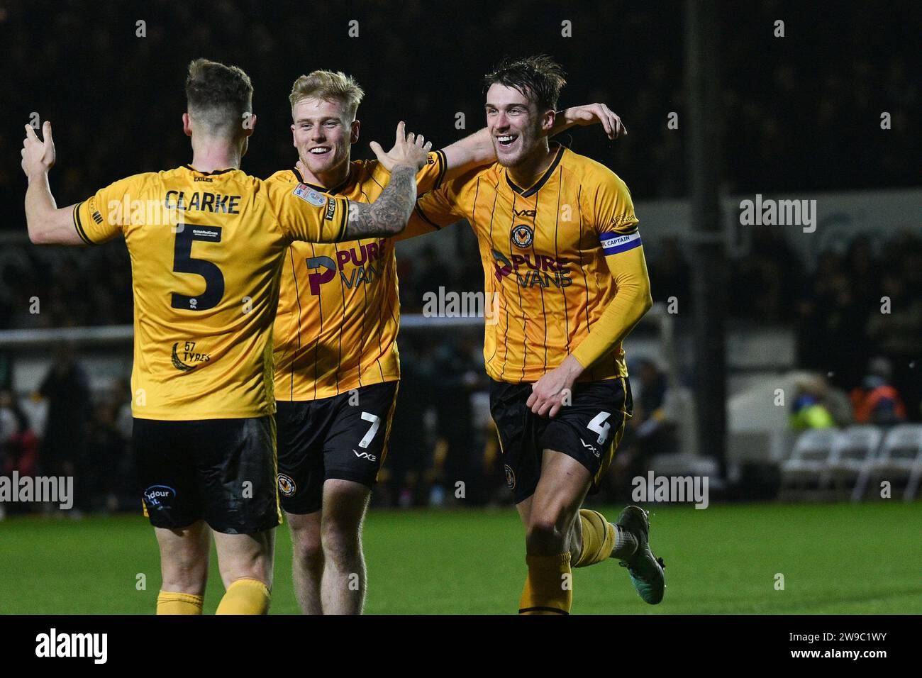 Newport, Regno Unito. 26 dicembre 2023. Ryan Delaney di Newport County (4) festeggia con i suoi compagni di squadra dopo aver segnato il 4° gol della sua squadra. EFL football League Two match, Newport County contro Forest Green Rovers alla Rodney Parade a Newport, Galles, il giorno di Santo Stefano, martedì 26 dicembre 2023. Questa immagine può essere utilizzata solo per scopi editoriali. Solo editoriale, foto di Credit: Andrew Orchard Sports Photography/Alamy Live News Foto Stock