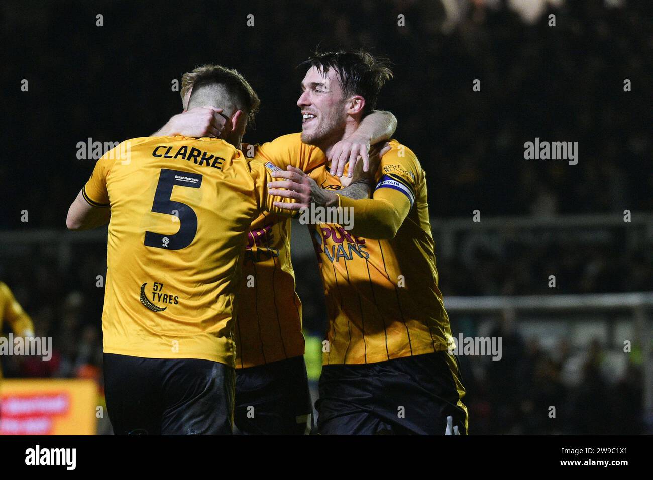 Newport, Regno Unito. 26 dicembre 2023. Ryan Delaney di Newport County (4) festeggia con i suoi compagni di squadra dopo aver segnato il 4° gol della sua squadra. EFL football League Two match, Newport County contro Forest Green Rovers alla Rodney Parade a Newport, Galles, il giorno di Santo Stefano, martedì 26 dicembre 2023. Questa immagine può essere utilizzata solo per scopi editoriali. Solo editoriale, foto di Credit: Andrew Orchard Sports Photography/Alamy Live News Foto Stock