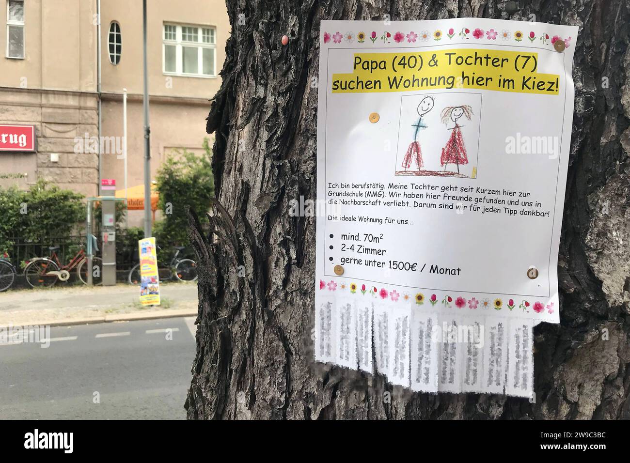 02.06.2023, Berlino, GER - Vater mit Tochter sucht per Baumzettel eine Wohnung. Alleinerziehend, Alleinerzieher, Alltag, Altbau, Aushang, aussen, Aussenaufnahme, Baum, Baumzettel, Berlino, deutsch, Deutschland, Europa, europaeisch, Gesellschaft, niemand, QF, Querformat, Suchanzeige, Suche, Tochter, Vater, Westeuropa, Wirtschaft, Wohnungsmangel, Wohnungsnot, Wohnungsnotstand, Wohnungssuche, Zettel 230602D804BERLIN.JPG *** 02 06 2023, Berlino, GER padre con figlia alla ricerca di un appartamento genitore singolo, genitore singolo, vita di tutti i giorni, vecchio edificio, avviso, esterno, foto esterna, albero, note albero Foto Stock