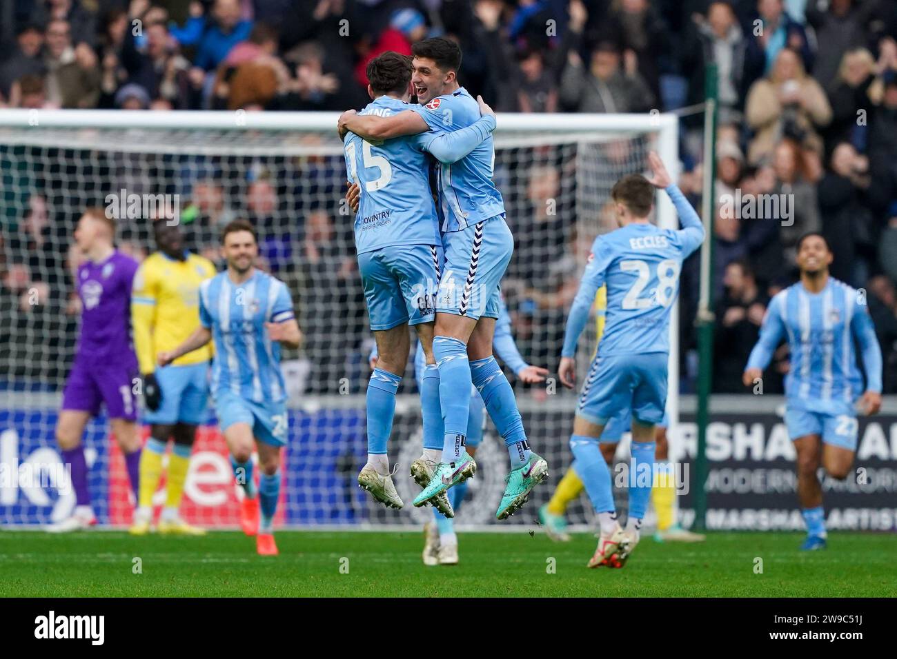 Coventry, Regno Unito. 26 dicembre 2023. Il difensore del Coventry City Liam Kitching (15) e il difensore del Coventry City Bobby Thomas (4) celebrano il primo gol della loro squadra durante il Coventry City FC contro Sheffield Wednesday FC al Coventry Building Society Arena, Coventry, Inghilterra, Regno Unito il 26 dicembre 2023 Credit: Every Second Media/Alamy Live News Foto Stock