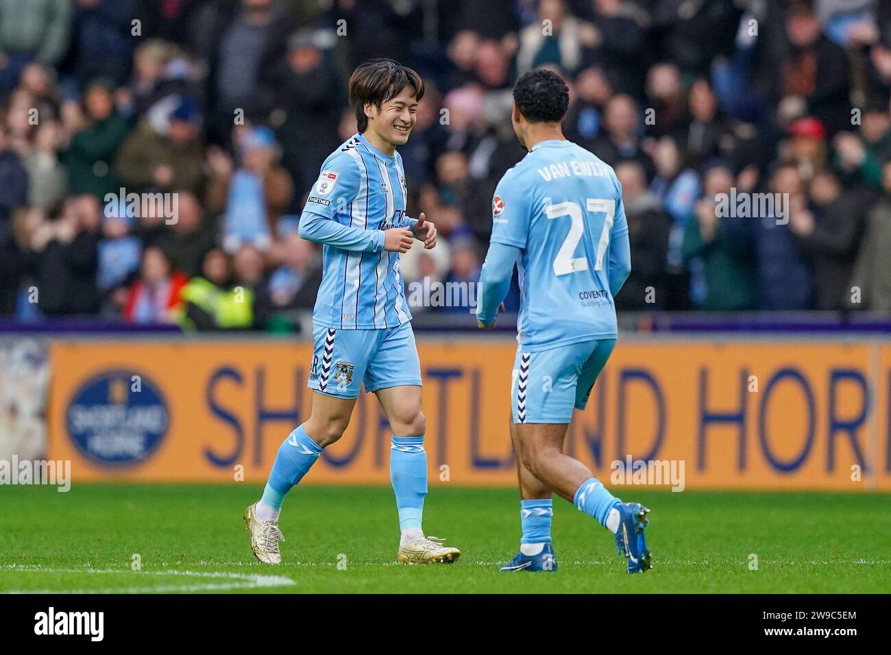 Coventry, Regno Unito. 26 dicembre 2023. Il centrocampista del Coventry City Tatsuhiro Sakamoto (7) segna un GOL 1-0 e festeggia con Milan van Ewijk (27) il difensore del Coventry City FC contro Sheffield Wednesday FC al Coventry Building Society Arena di Coventry, Inghilterra, Regno Unito il 26 dicembre 2023 Credit: Every Second Media/Alamy Live News Foto Stock