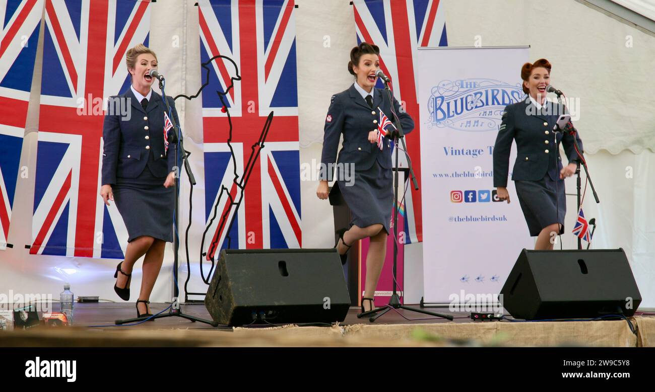 Una vista ravvicinata dei Bluebirds Vintage Trio Singers al Lytham 1940's Wartime Festival nel 2023 Foto Stock