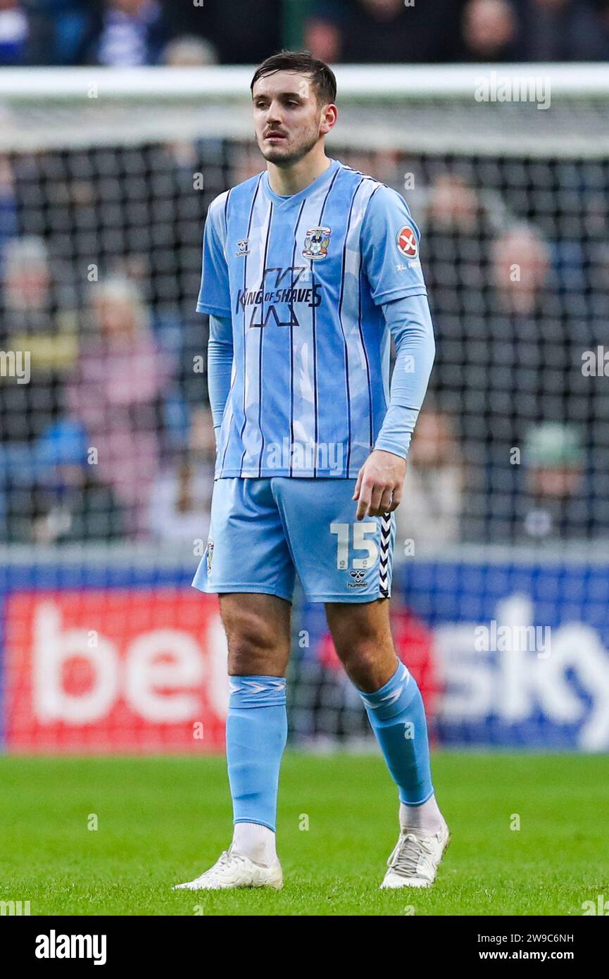 Coventry, Regno Unito. 26 dicembre 2023. Il difensore del Coventry City Liam Kitching (15) in azione durante la partita del Coventry City FC contro Sheffield Wednesday FC Sky BET EFL Championship alla Coventry Building Society Arena, Coventry, Inghilterra, Regno Unito il 26 dicembre 2023 Credit: Every Second Media/Alamy Live News Foto Stock