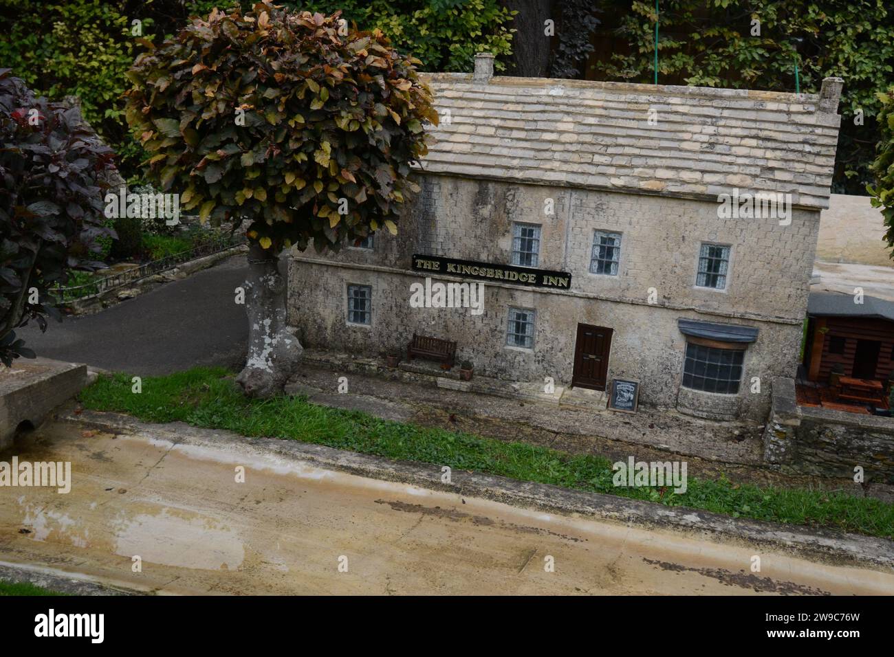 Model Village Cotswolds Inghilterra Bourton on the water UK England House House ospita pub villaggi cottage cottage case viventi Land Rover Foto Stock