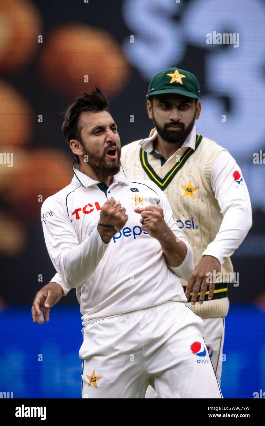 Melbourne, Australia, 26 dicembre 2023. Salman Ali Agha del Pakistan celebra il wicket di David Warner dell'Australia durante il giorno 1 del Boxing Day test match tra Australia e Pakistan al Melbourne Cricket Ground il 26 dicembre 2023 a Melbourne, in Australia. Credito: Santanu Banik/Speed Media/Alamy Live News Foto Stock