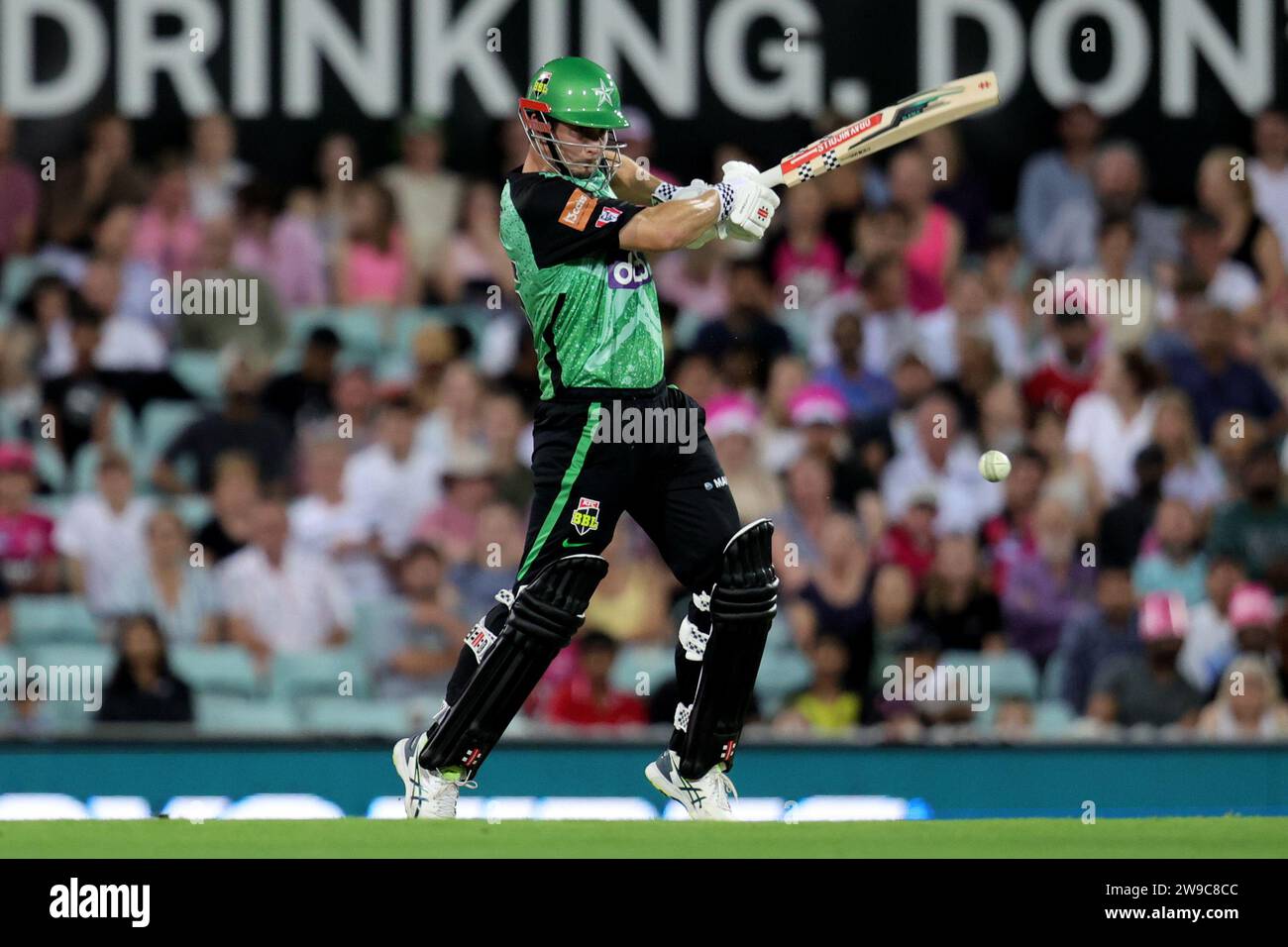 Sydney, Australia, 26 dicembre 2023. Il giocatore dei Melbourne Stars Hilton Cartwright colpisce il pallone durante la partita BBL tra i Sydney Sixers e i Melbourne Stars al Sydney Cricket Ground il 26 dicembre 2023 a Sydney, in Australia. Crediti: Pete Dovgan/Speed Media/Alamy Live News Foto Stock