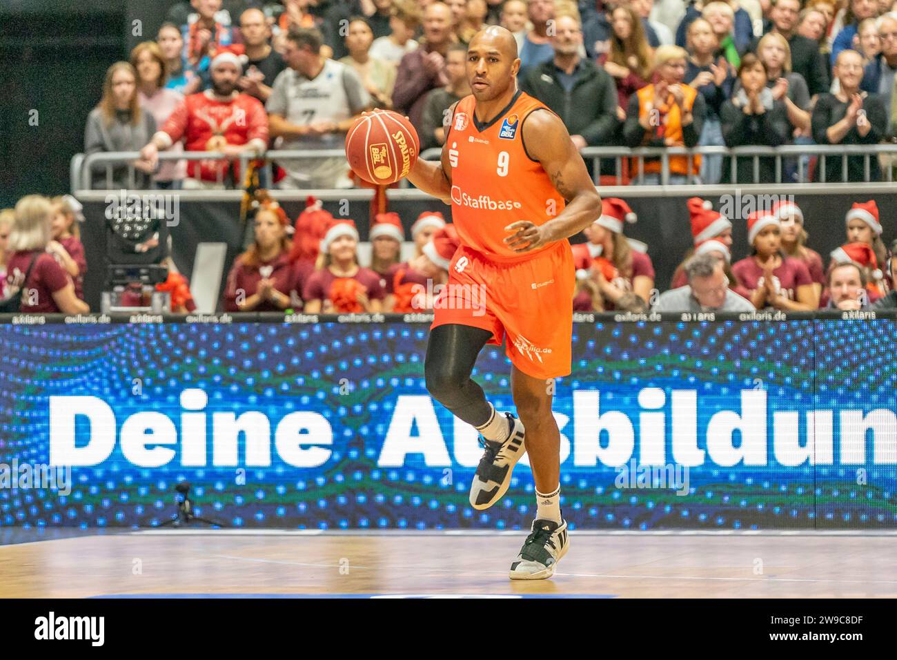 Chemnitz, Deutschland 26. Dicembre 2023: 1.BBL - 2023/2024 - Niners Chemnitz vs. HAKRO Merlins Crailsheim IM Bild: DeAndre Lansdowne (Chemnitz) Foto Stock