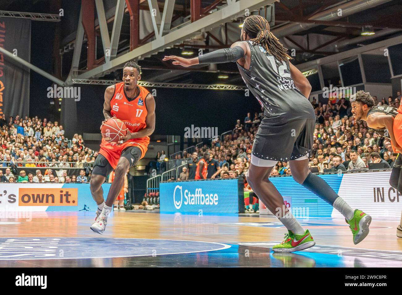 Chemnitz, Deutschland 26. Dicembre 2023: 1.BBL - 2023/2024 - Niners Chemnitz vs. HAKRO Merlins Crailsheim IM Bild: Tylor Ongwae (Chemnitz) Foto Stock