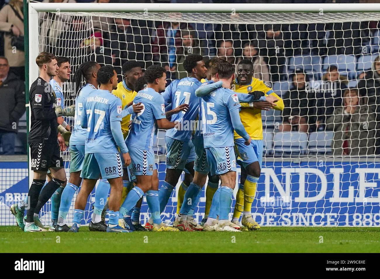 Coventry, Regno Unito. 26 dicembre 2023. Sheffield Wednesday difensore Bambo Diaby (5) e Coventry City difensore Liam Kitching (15) rissa durante il Coventry City FC contro Sheffield Wednesday FC al Coventry Building Society Arena, Coventry, Inghilterra, Regno Unito il 26 dicembre 2023 Credit: Every Second Media/Alamy Live News Foto Stock