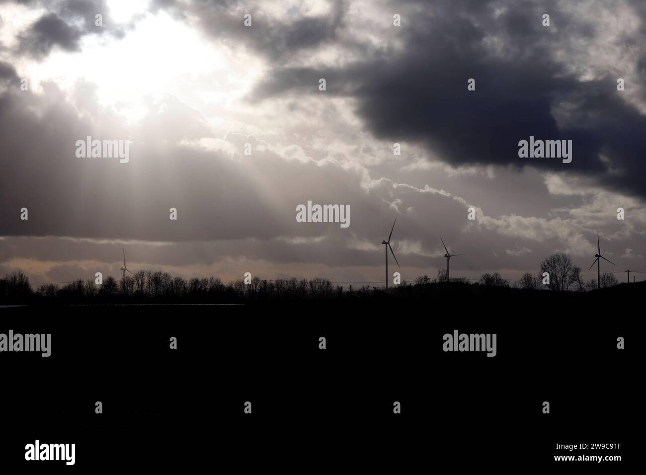 Impression vom RWE-Kraftwerk Bergheim Niederaußem. DAS Kohlekraftwerk zieht seine Schwaden in Die kalte Winterluft. In der Umgebung glänzen Strommasten, Windräder und Wolkenformationen in der kalten Wintersonne. Stadtwerke geben bekannt: Strompreise steigen für Privathaushalte 2024 um 32 Prozent. Grund ist eine Entscheidung der Bundesregierung, Gelder in Höhe von 5,5 Milliarden zur Stabilisierung der Netzentgelte zu streichen. Themenbild, Symbolbild. Bergheim, 26.12.2023 NRW Deutschland *** impressione della centrale elettrica RWEs Bergheim Niederaussem la centrale elettrica a carbone affonda nel col Foto Stock