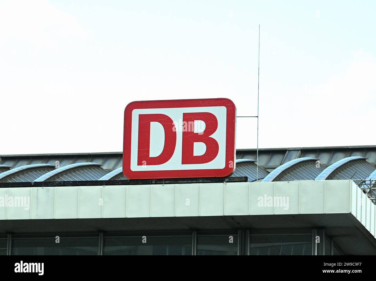 Colonia, Germania. 26 dicembre 2023. Logo, lettere DB, Deutsche Bahn, presso la stazione centrale di Colonia. Crediti: Horst Galuschka/dpa/Alamy Live News Foto Stock