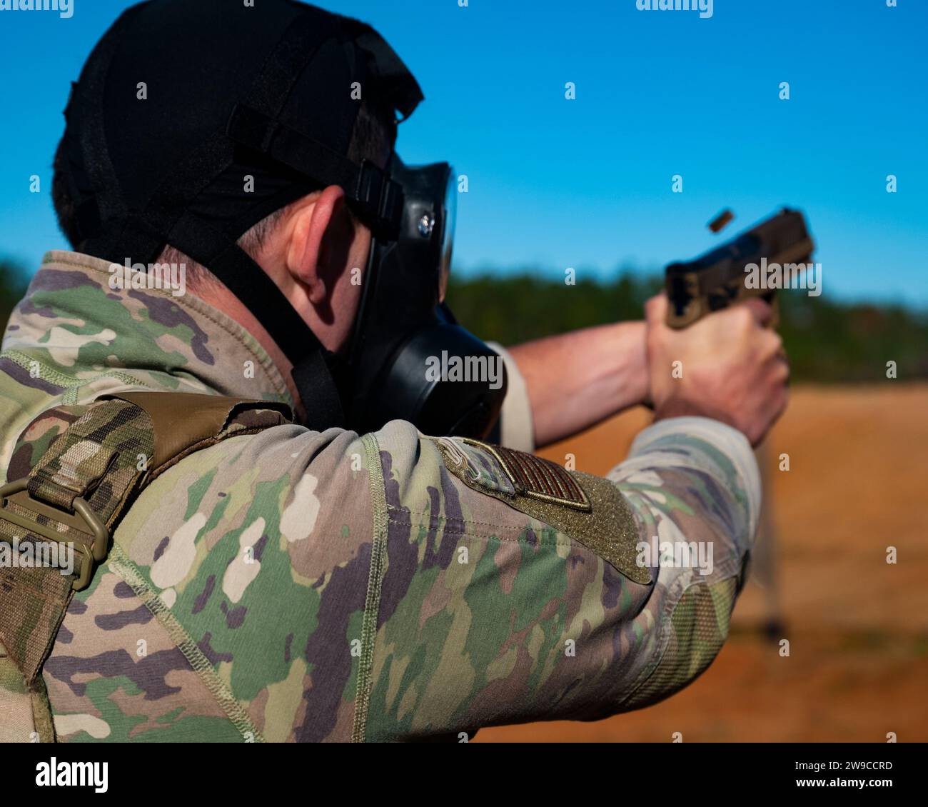 U.S. Air Force Senior Airman Mitchell Corley, 1st Combat camera Squadron Aerial Combat camera camera Journeyman, dimostra il corso del fuoco per Thunder Challenge 2023, Fort Liberty, North Carolina, 17 ottobre 2023. L'esercitazione TC23 è un evento annuale progettato per valutare le competenze fondamentali, la competenza e l'efficacia di combattimento delle unità meteorologiche di combattimento. (Foto U.S. Air Force di Airman 1st Class Rachel Pakenas) Foto Stock