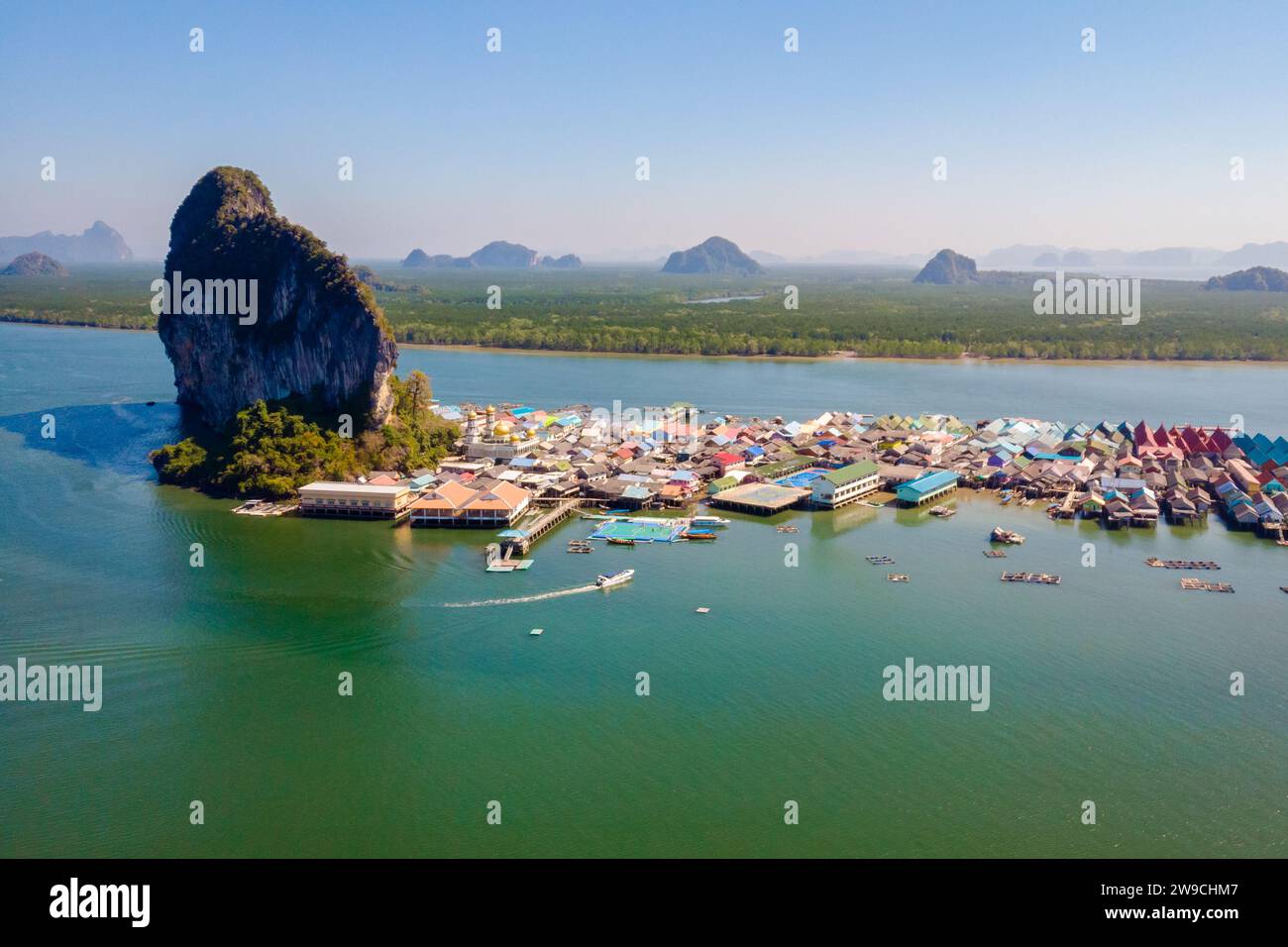 Panyee Island Phangnga Thailandia con la casa galleggiante in legno sull'acqua presso il villaggio zingaro nella baia di Phangnga Foto Stock