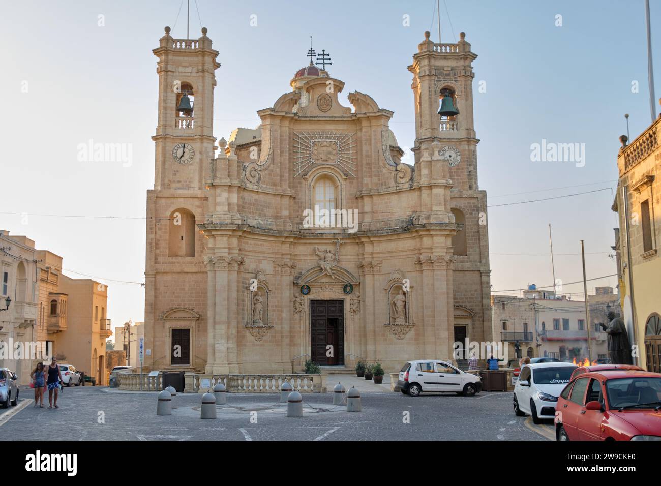 La Basilica della Visitazione è una chiesa parrocchiale collegiata barocca situata nella parte occidentale dell'isola di Gozo, nel villaggio di Gharb Foto Stock