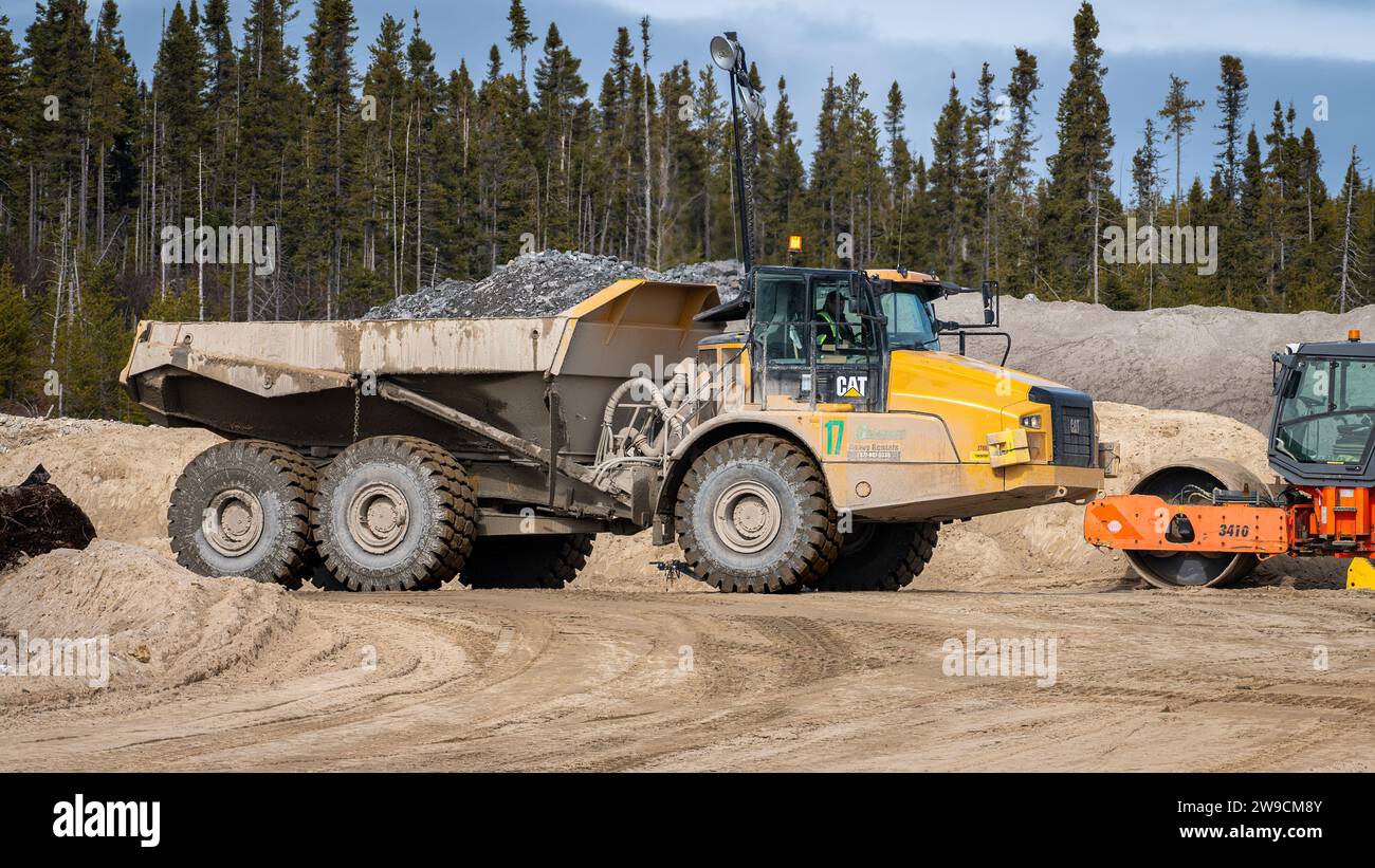 Eeyou Istchee Baie-James, Quebec, Canada, 2023-04-18, dumper per il trasporto di un carico di pietra in un cantiere Foto Stock