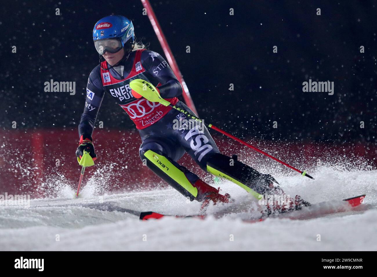 (231227) -- PECHINO, 27 dicembre 2023 (Xinhua) -- mentre l'anno sportivo volge al termine, ecco la selezione della Xinhua News Agency dei primi 10 atleti del mondo nel 2023:6. Mikaela Shiffrin (Stati Uniti, sci) leggenda dello sci alpino Shiffrin ha concluso la sua stagione di Coppa del mondo FIS 2022-23 con 88 titoli in totale, battendo il record mondiale di tutti i tempi di 86 vittorie stabilito dalla svedese Ingemar Stenmark. Ha anche stabilito un altro nuovo record del mondo per il maggior numero di vittorie di slalom gigante della Coppa del mondo femminile con 21, ed è diventata la prima sciatrice femminile a finire con 138 podi della Coppa del mondo nella storia della FIS. Foto del file scattata in Jan Foto Stock