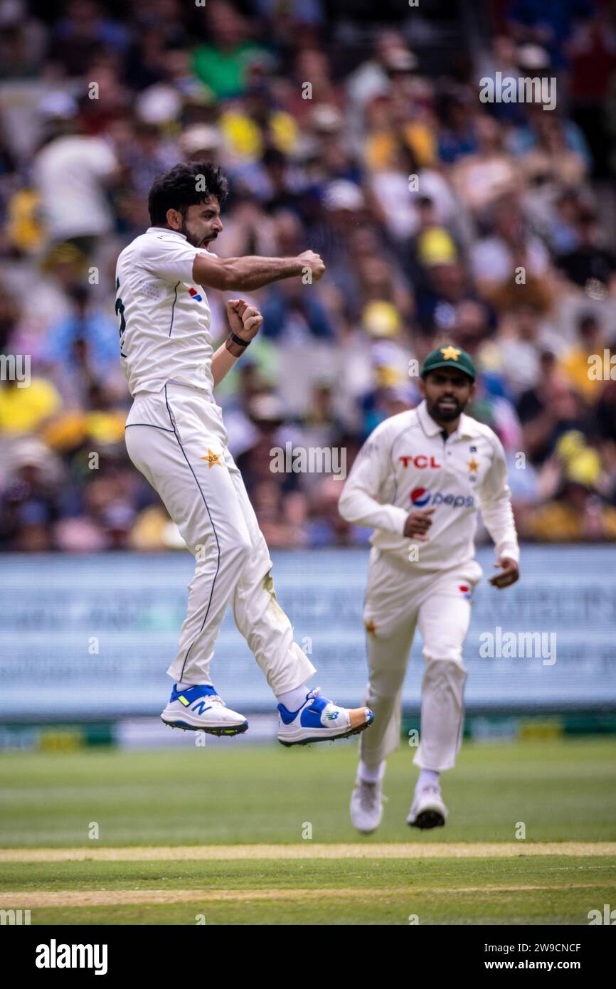 Melbourne, Australia, 27 dicembre 2023. Aamir Jamal del Pakistan festeggia il suo wicket durante il giorno 2 del test del giorno 2 tra Australia e Pakistan al Melbourne Cricket Ground il 27 dicembre 2023 a Melbourne, in Australia. Credito: Santanu Banik/Speed Media/Alamy Live News Foto Stock