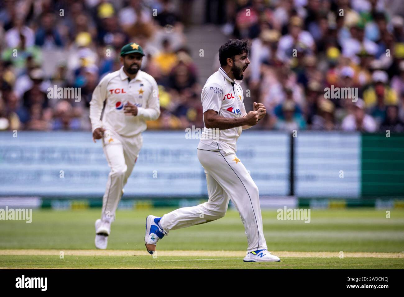 Melbourne, Australia, 27 dicembre 2023. Aamir Jamal del Pakistan festeggia il suo wicket durante il giorno 2 del test del giorno 2 tra Australia e Pakistan al Melbourne Cricket Ground il 27 dicembre 2023 a Melbourne, in Australia. Credito: Santanu Banik/Speed Media/Alamy Live News Foto Stock