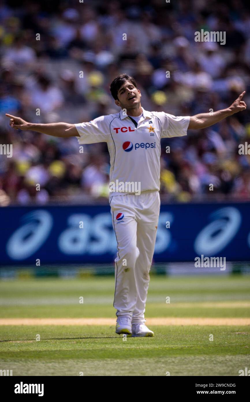 Melbourne, Australia, 27 dicembre 2023. Il pakistano Mir Hamza celebra il wicket di Mitch Starc durante il giorno 2 della partita del Boxing Day test - Day 2 tra Australia e Pakistan al Melbourne Cricket Ground il 27 dicembre 2023 a Melbourne, in Australia. Credito: Santanu Banik/Speed Media/Alamy Live News Foto Stock