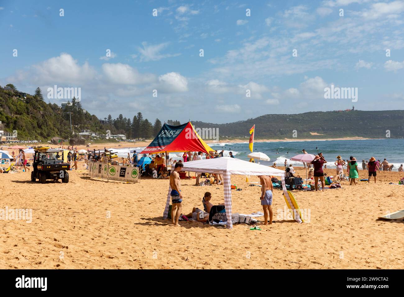 Palm Beach a Sydney, Australia, gli ospiti possono godersi il giorno di Santo Stefano sulla spiaggia prendendo l'ombra di una calda giornata estiva a Sydney, New South Wales, Australia, 2023 Foto Stock