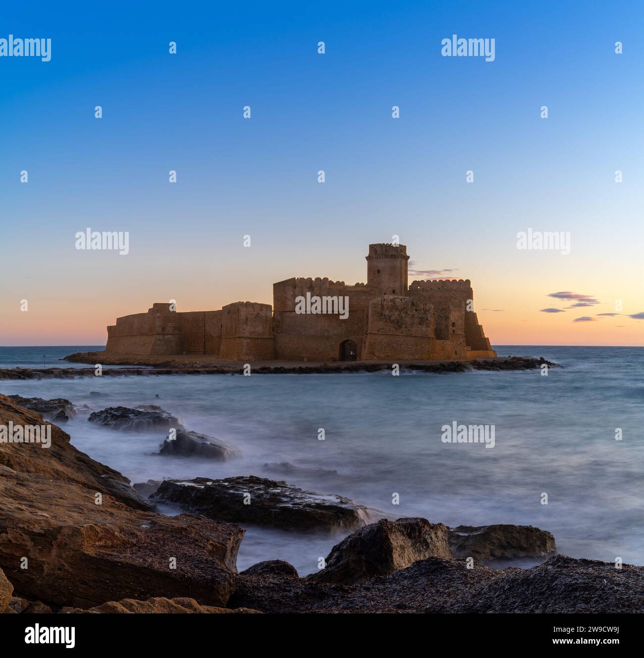 Le Castella, Italia - 11 dicembre 2023: Vista della fortezza di le Castella a Isola di Capo Rizzuto al tramonto Foto Stock