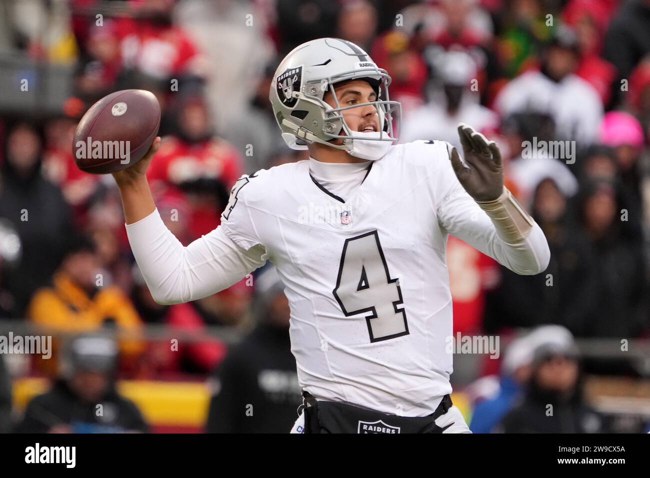 Il quarterback dei Las Vegas Raiders Aidan o'Connell (4) lancia la palla contro i Kansas City Chiefs durante una partita di football NFL, lunedì 25 dicembre 2023, a Kansas City, Mo. I Raiders sconfissero i Chiefs 20-14. Foto Stock