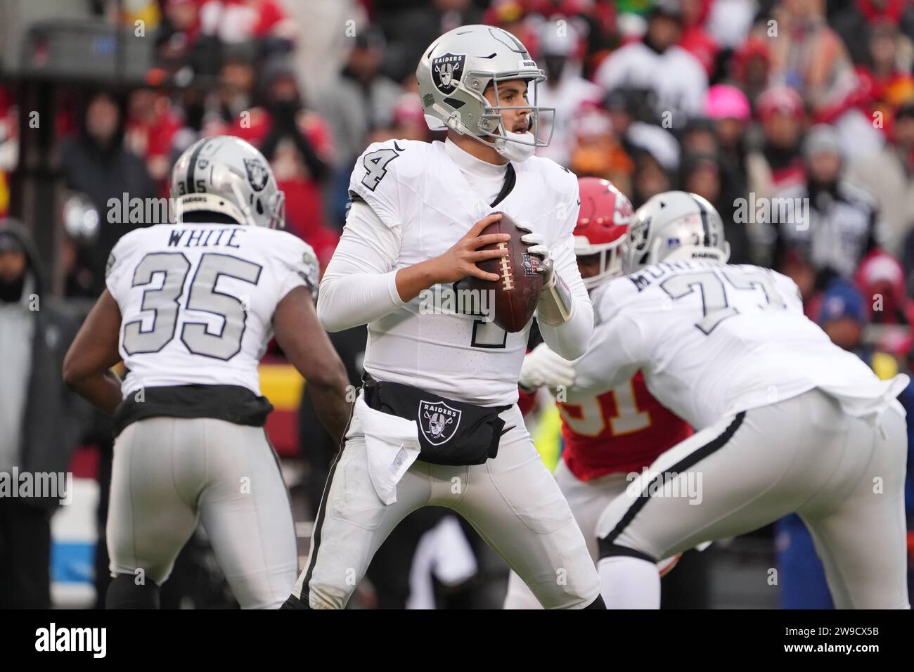 Il quarterback dei Las Vegas Raiders Aidan o'Connell (4) lancia la palla contro i Kansas City Chiefs durante una partita di football NFL, lunedì 25 dicembre 2023, a Kansas City, Mo. I Raiders sconfissero i Chiefs 20-14. Foto Stock