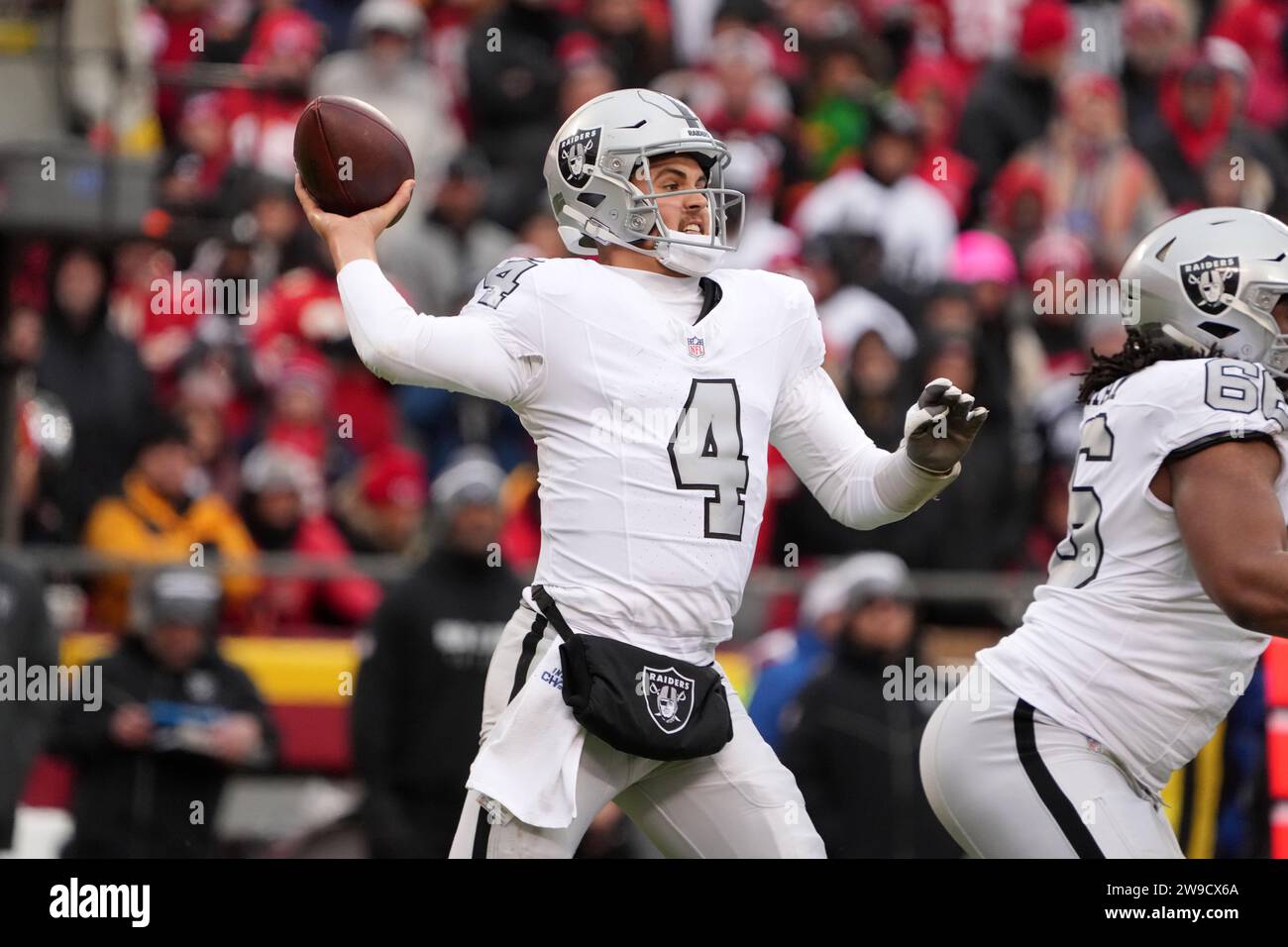 Il quarterback dei Las Vegas Raiders Aidan o'Connell (4) lancia la palla contro i Kansas City Chiefs durante una partita di football NFL, lunedì 25 dicembre 2023, a Kansas City, Mo. I Raiders sconfissero i Chiefs 20-14. Foto Stock