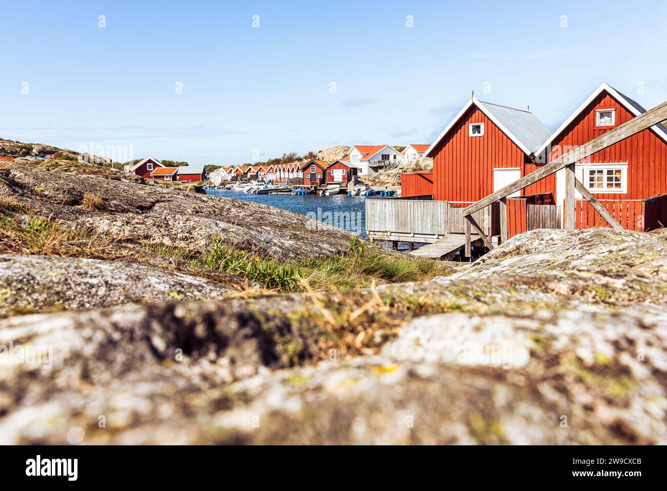 Case di legno in rosso svedese vicino all'acqua nell'arcipelago di Smögen, sulla costa occidentale svedese Foto Stock