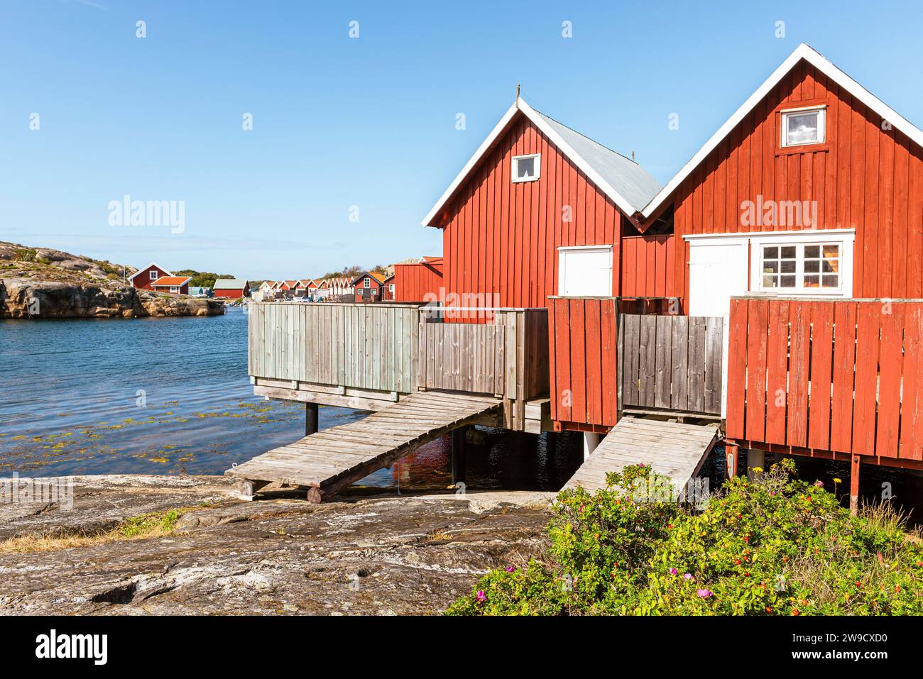 Case di legno in rosso svedese vicino all'acqua nell'arcipelago di Smögen, sulla costa occidentale svedese Foto Stock