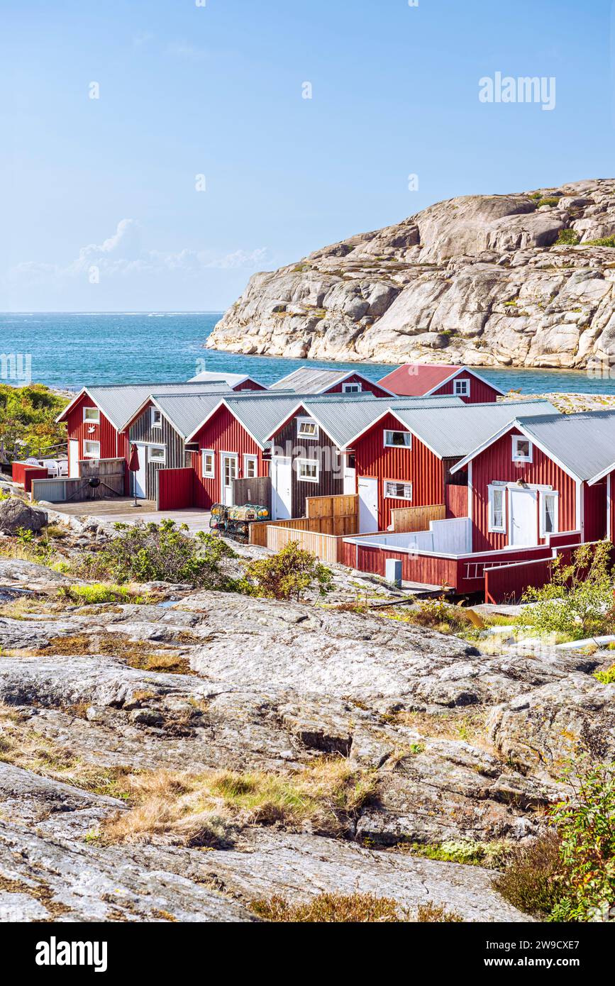 Case di legno in rosso svedese vicino all'acqua nell'arcipelago di Smögen, sulla costa occidentale svedese Foto Stock