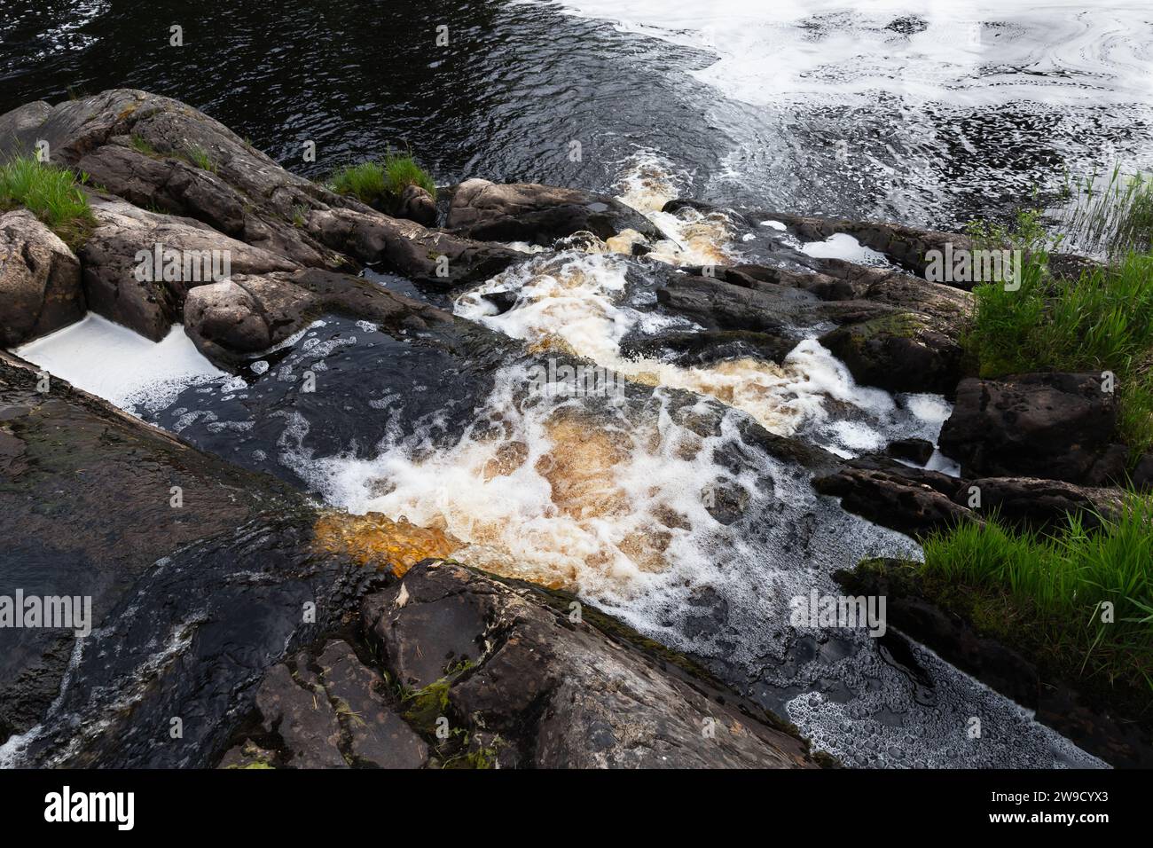 Rapide acque fluviali che attraversano rocce in una foresta. Cascate di Ruskeala, Repubblica di Carelia, Russia Foto Stock