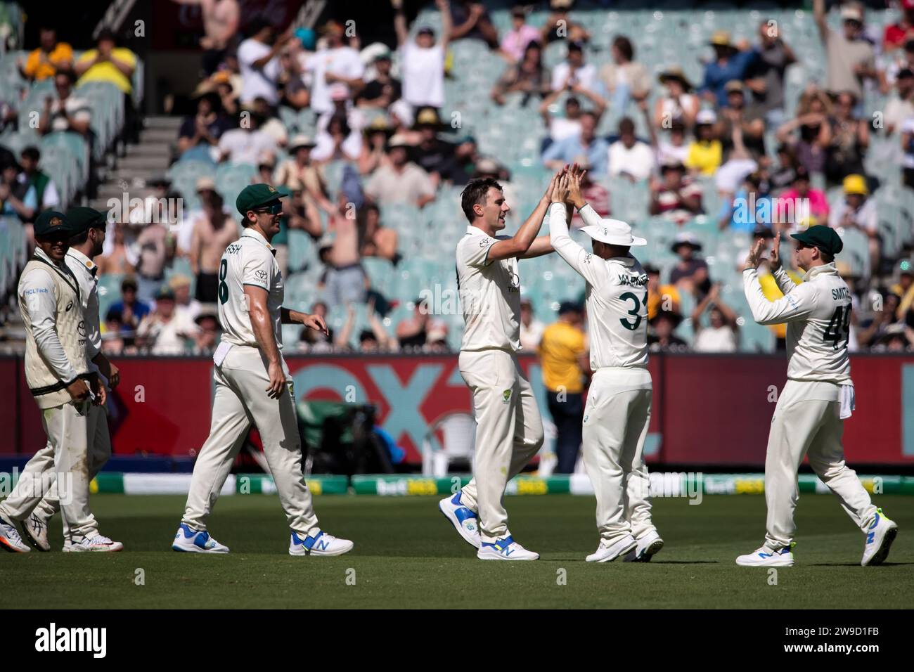 Melbourne, Australia, 27 dicembre 2023. L'Australia festeggia il giorno 2 della partita di Boxing Day test - Day 2 tra Australia e Pakistan al Melbourne Cricket Ground il 27 dicembre 2023 a Melbourne, Australia. Crediti: Dave Hewison/Speed Media/Alamy Live News Foto Stock