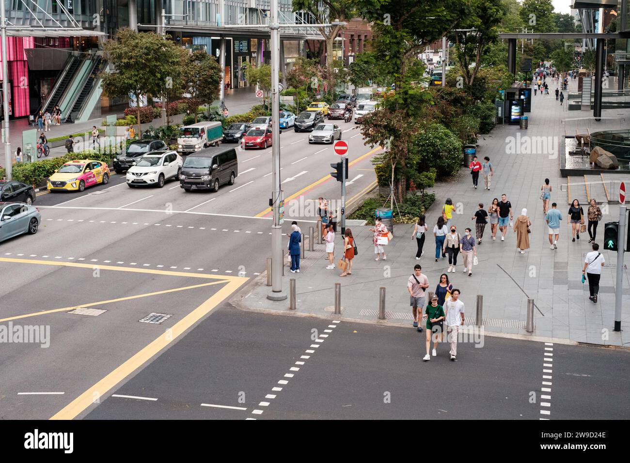 Gente su Orchard Road Street Foto Stock