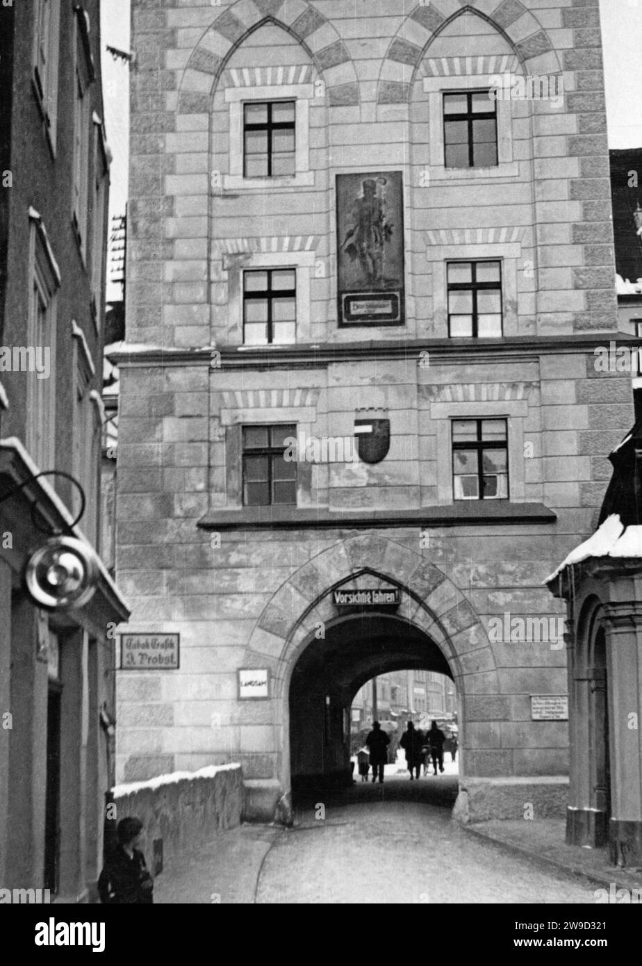 Braunau / Inn, alta Austria. vista sulla porta della città. 1935 Foto Stock