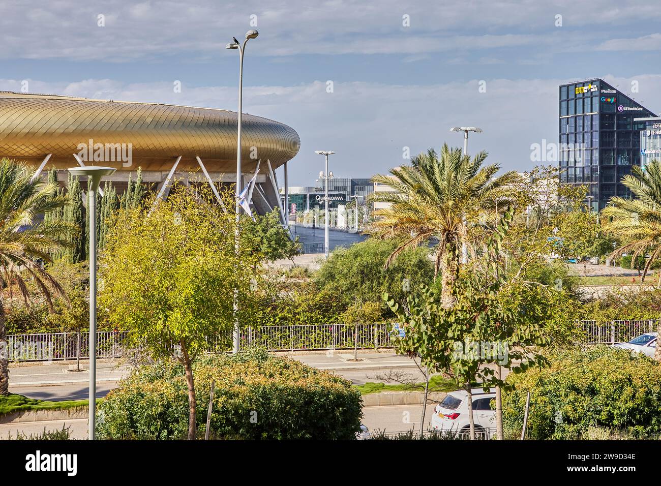 Haifa, Israele 11 dicembre 2023: Vista panoramica dello stadio Sammy Offer di Haifa, Israele, situato tra lussureggianti prati verdi e alberi, con l'alta tecnologia e la Foto Stock