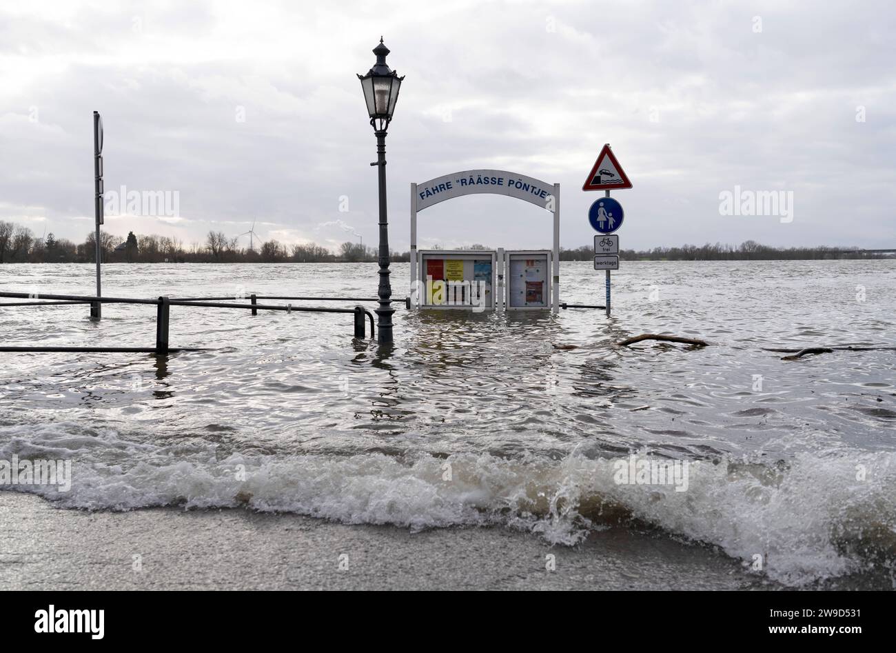 Hochwasser am Niederrhein Hochwasser an der Uferpromenade a Rees. Schiffsanlegestelle der Rheinfähre Räässe Pöntje. Rees Deutschland Nordrhein-Westfalen / NRW *** inondazione sul basso Reno inondazione sul lungofiume a Rees Rhine attracco dei traghetti Räässe Pöntje Rees Germania Renania settentrionale-Vestfalia NRW Foto Stock