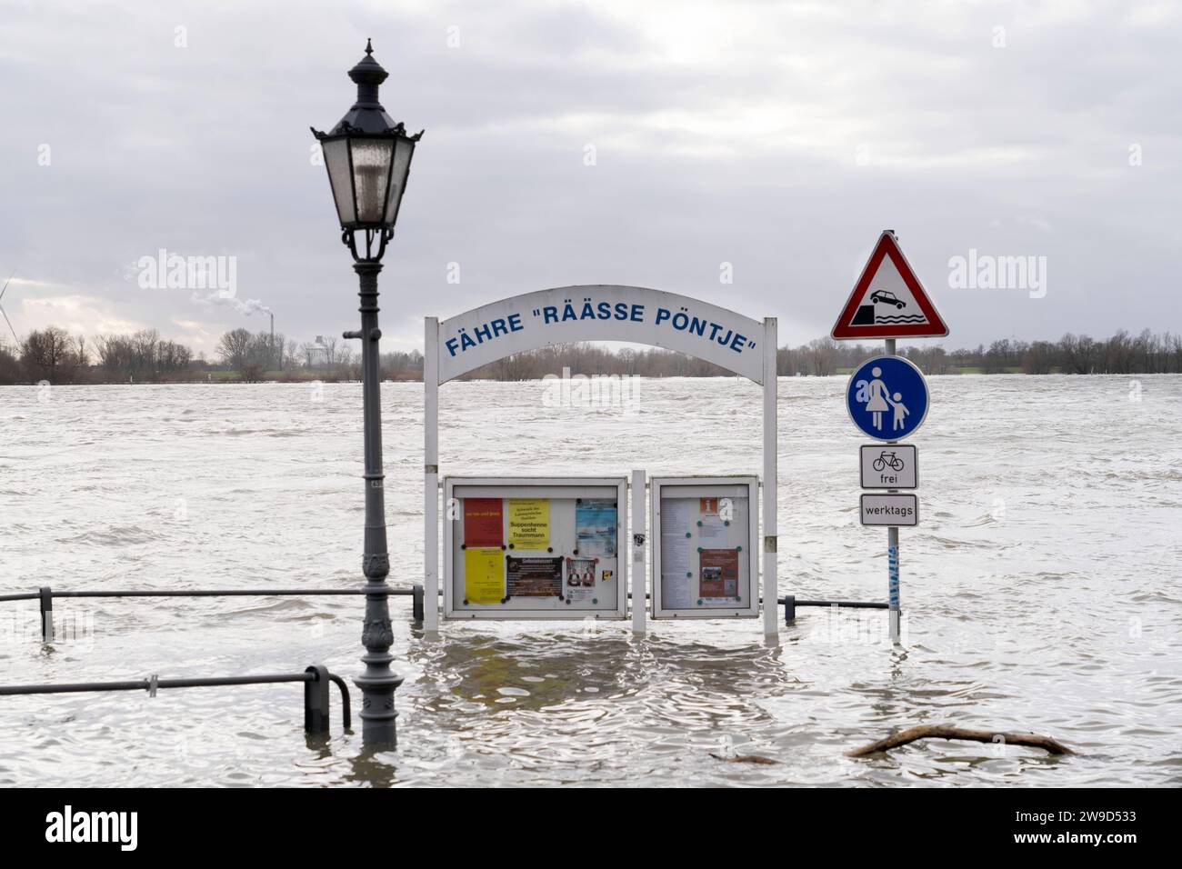 Hochwasser am Niederrhein Hochwasser an der Uferpromenade a Rees. Schiffsanlegestelle der Rheinfähre Räässe Pöntje. Rees Deutschland Nordrhein-Westfalen / NRW *** inondazione sul basso Reno inondazione sul lungofiume a Rees Rhine attracco dei traghetti Räässe Pöntje Rees Germania Renania settentrionale-Vestfalia NRW Foto Stock