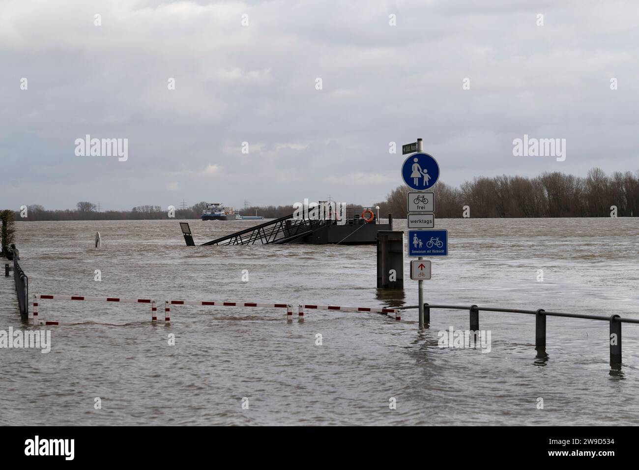 Hochwasser am Niederrhein Hochwasser an der Uferpromenade a Rees. Schiffsanlegestelle der Rheinfähre Räässe Pöntje. Rees Deutschland Nordrhein-Westfalen / NRW *** inondazione sul basso Reno inondazione sul lungofiume a Rees Rhine attracco dei traghetti Räässe Pöntje Rees Germania Renania settentrionale-Vestfalia NRW Foto Stock