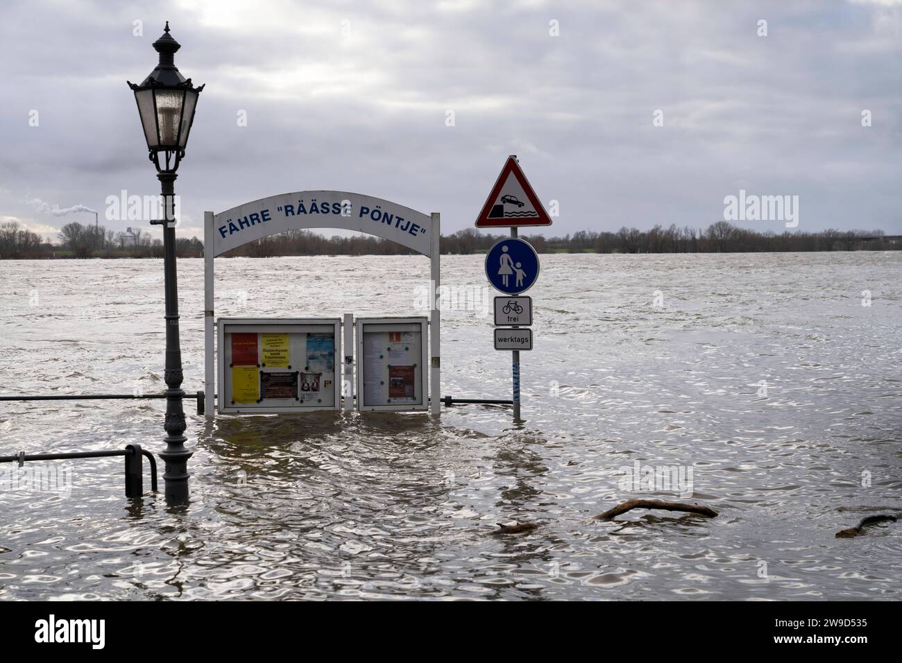 Hochwasser am Niederrhein Hochwasser an der Uferpromenade a Rees. Schiffsanlegestelle der Rheinfähre Räässe Pöntje. Rees Deutschland Nordrhein-Westfalen / NRW *** inondazione sul basso Reno inondazione sul lungofiume a Rees Rhine attracco dei traghetti Räässe Pöntje Rees Germania Renania settentrionale-Vestfalia NRW Foto Stock