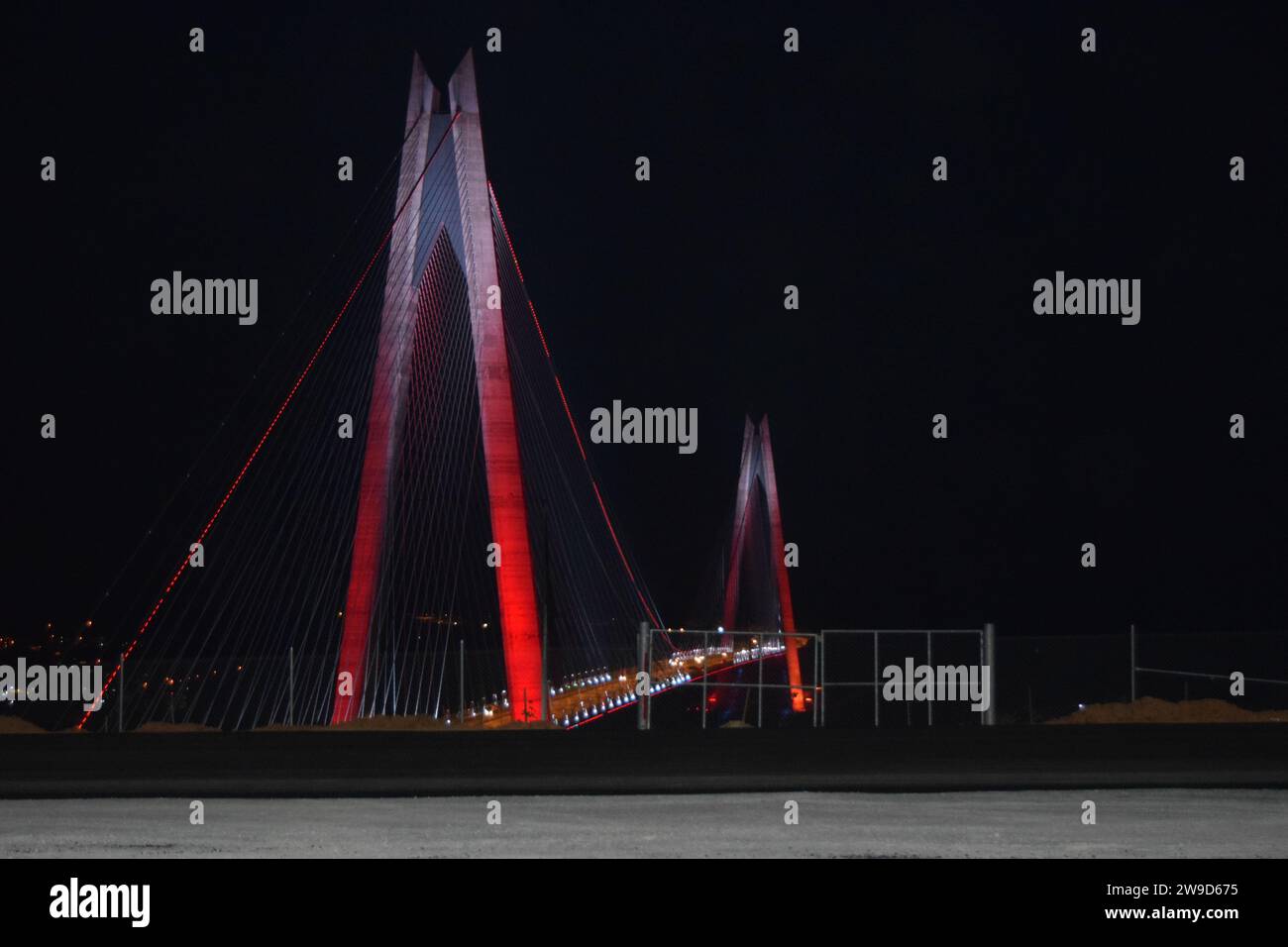 Vista notturna sul Ponte Yavuz Sultan Selim di Istanbul Foto Stock