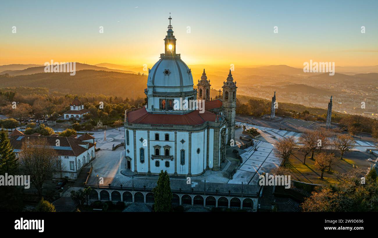 Una vista aerea del Santuario di nostra Signora di Sameiro a Braga, Portogallo al tramonto. Foto Stock