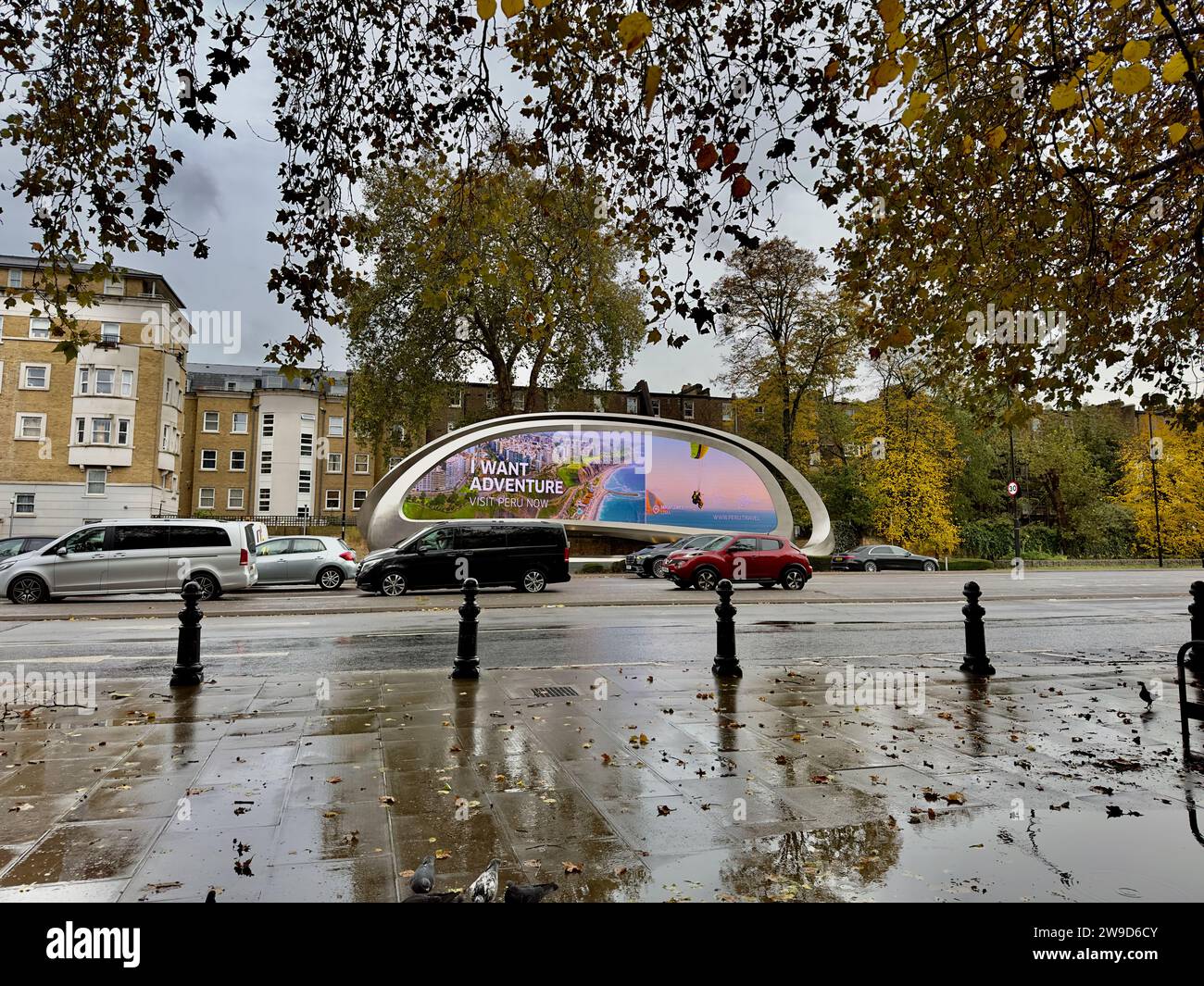 Un tabellone pubblicitario in acciaio intrecciato a Londra, Kensington di Zaha Hadid Foto Stock