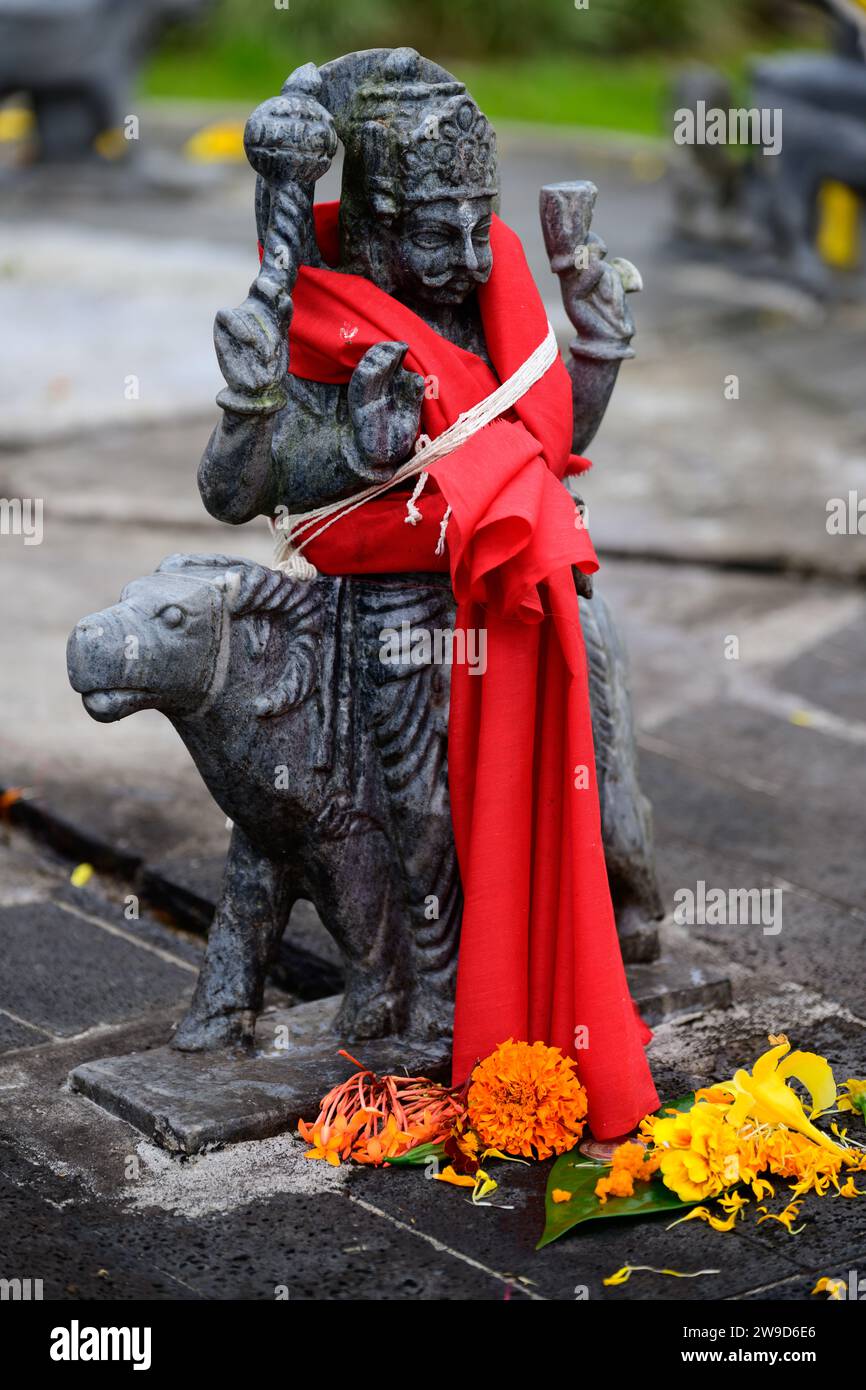 Statua del Dio del fuoco indù di Agni Dev a Grand Bassin o Ganga Talao, Mauritius con l'offerta o il sacrificio dei fiori Foto Stock