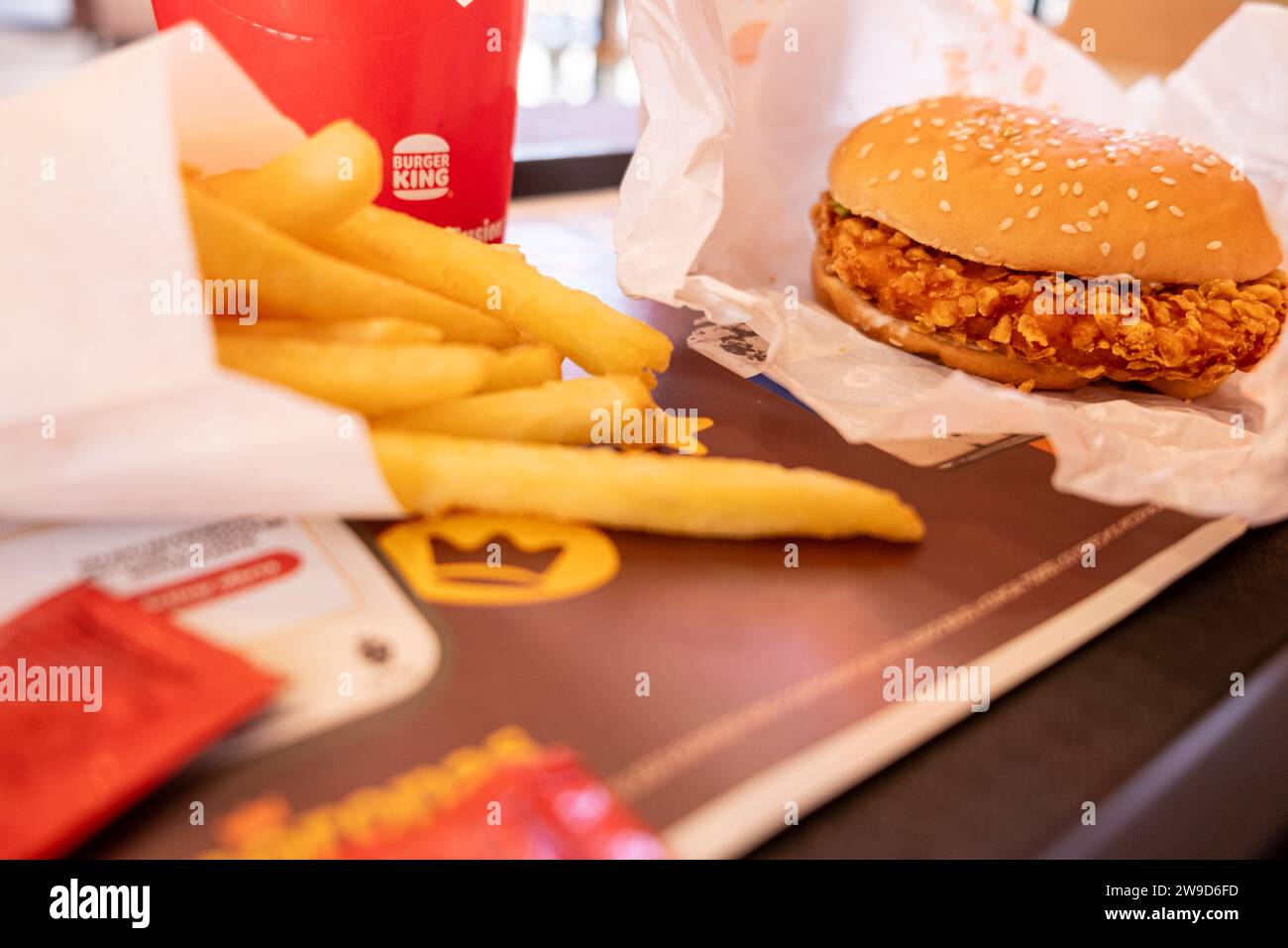 Ourense, Spagna 09 30 2023: Menu burguer di pollo croccante, Burger King è una catena americana di fast food Foto Stock