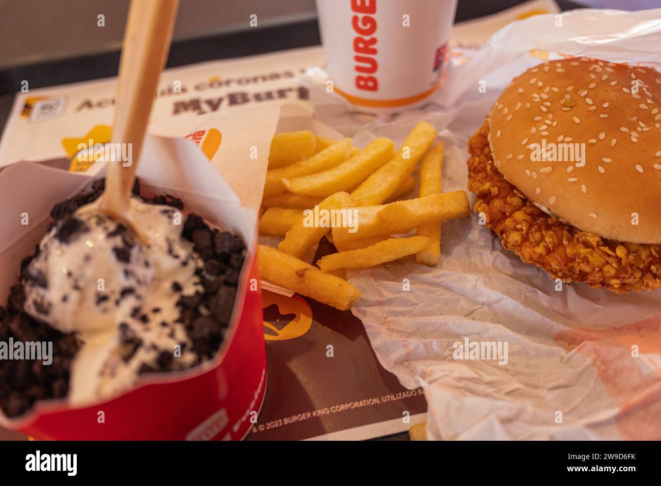 Ourense, Spagna 09 30 2023: Menu burguer di pollo croccante, Burger King è una catena americana di fast food Foto Stock