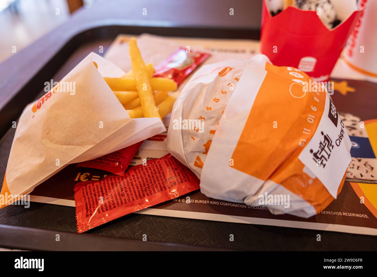 Ourense, Spagna 09 30 2023: Menu burguer di pollo croccante, Burger King è una catena americana di fast food Foto Stock
