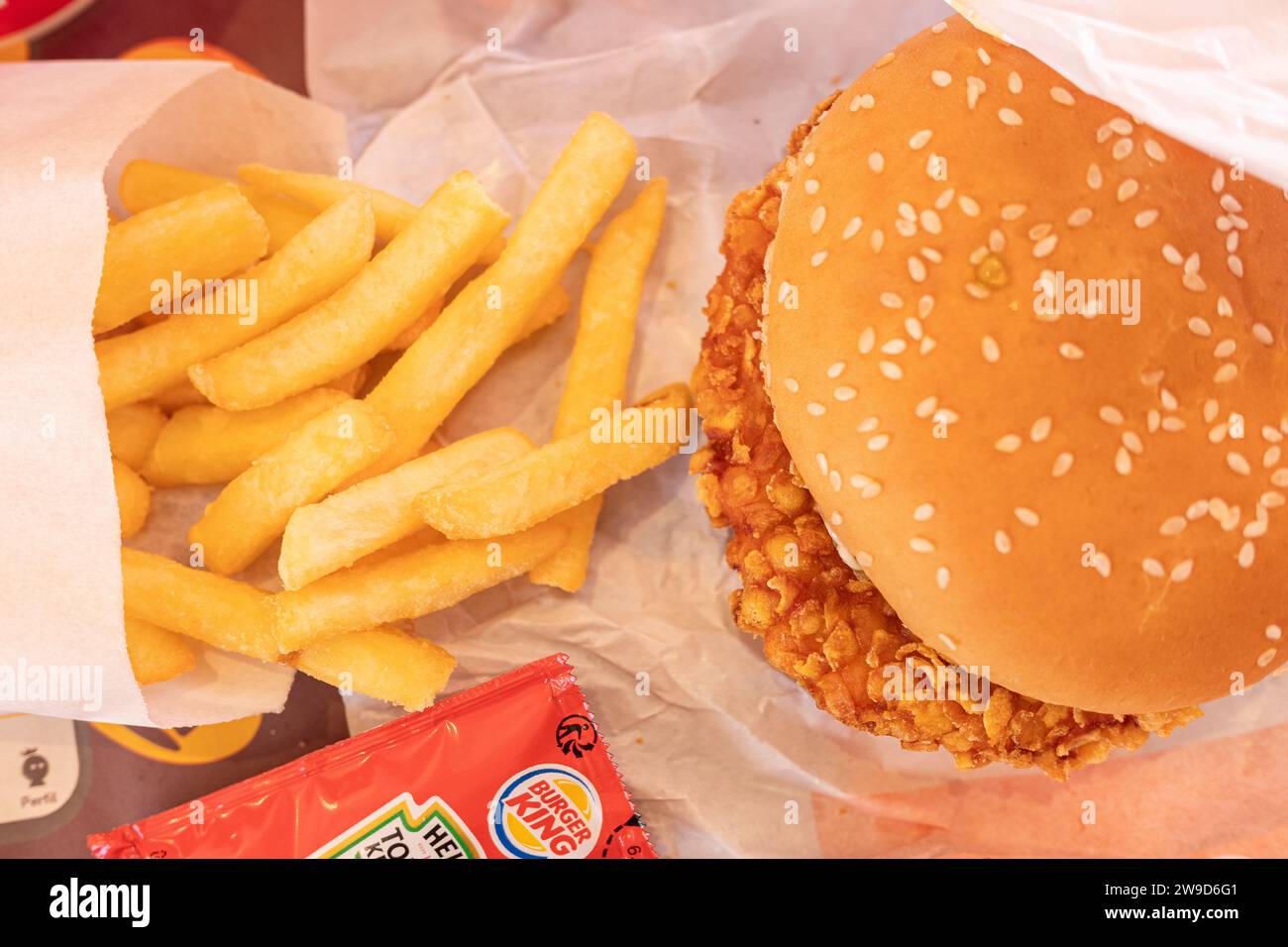 Ourense, Spagna 09 30 2023: Burguer di pollo croccante, Burger King è una catena americana di fast food Foto Stock